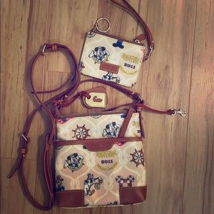 Dooney &Bourke Disney purse (wristlet N/A)